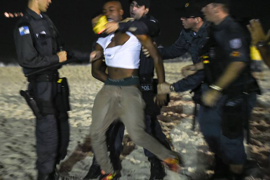 La polizia cerca di fermare un tifoso a Rio de Janeiro (Afp)